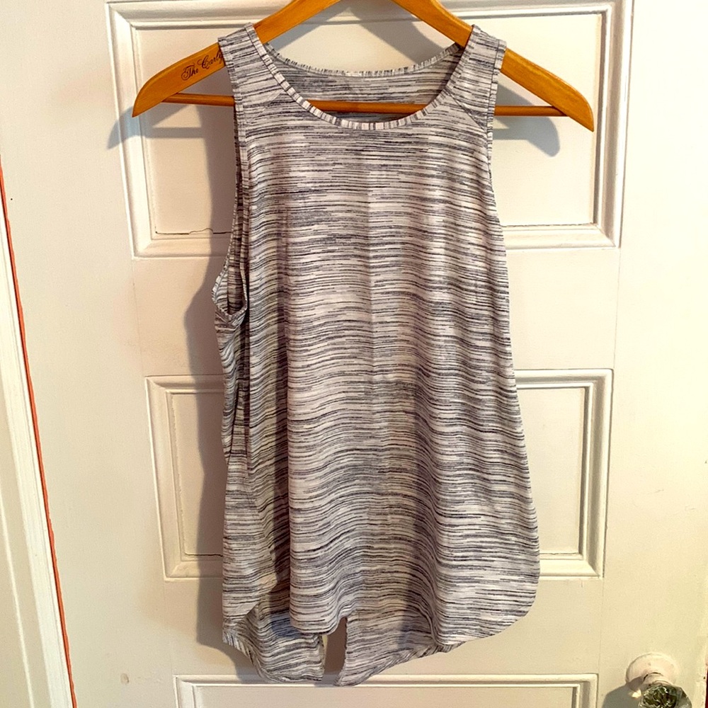 Lululemon Women’s Sleeveless Gray Workout Tank Size 6 with peephole back detail